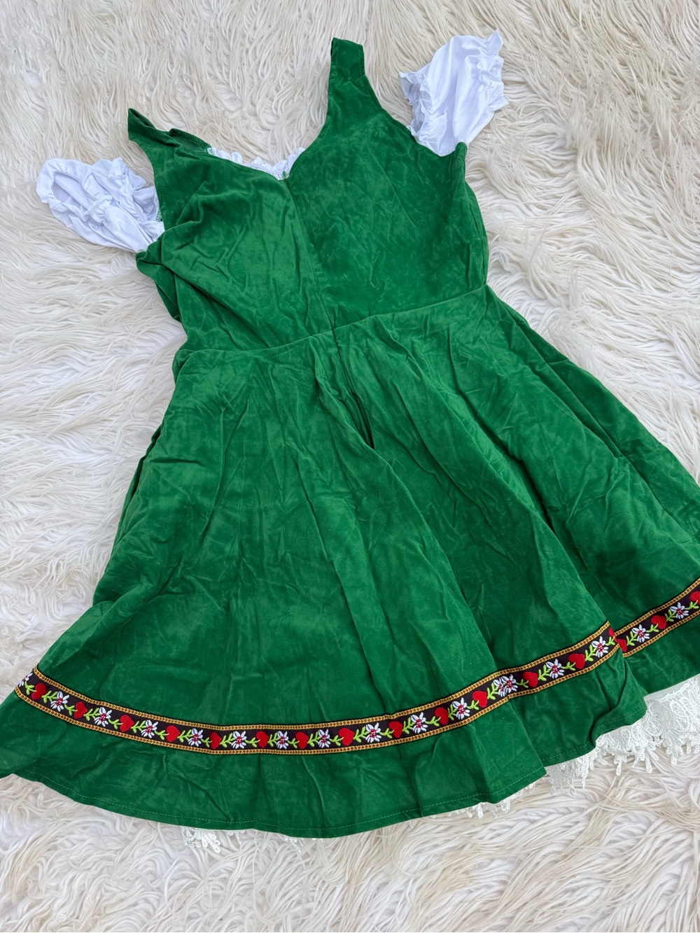 Women’s Oktoberfest Dirndl Costume with Apron (A3) - Picture 3 of 3